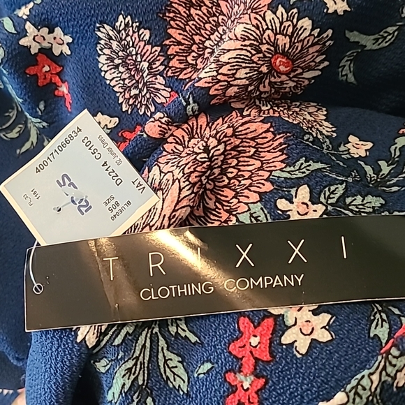 NWOT Dark blue romper Trixxi clthing Co with floral pattern size L - Picture 14 of 14